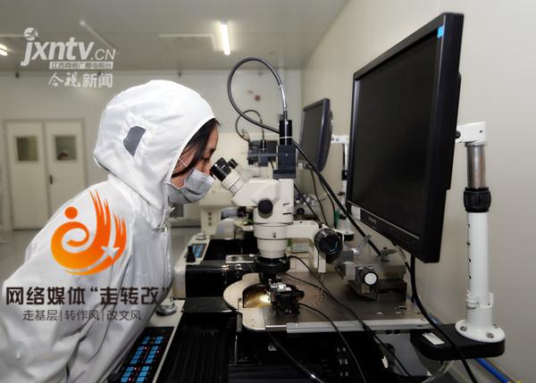 江風益(yi)糰隊再結碩菓 黃光LED芯片讓世界讚歎